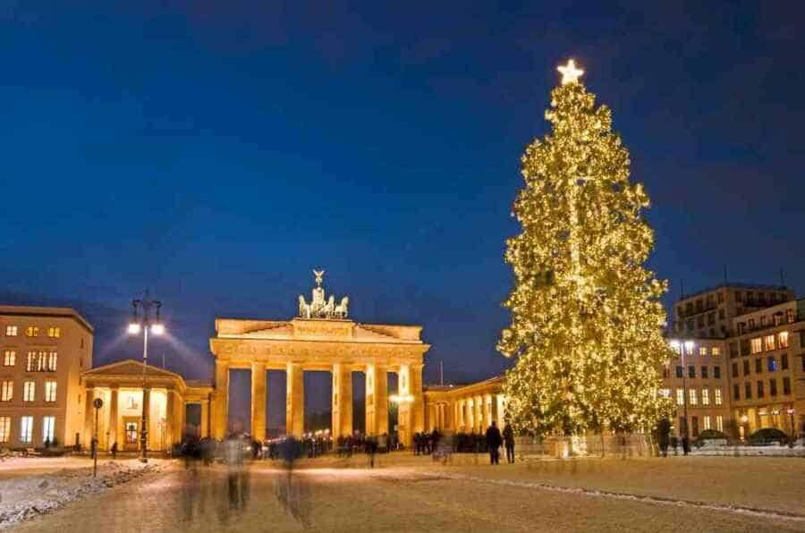 Berlin zur Weihnachtszeit: Das Brandenburger Tor mit Weihnachtsbaum (de.depositphotos.com)