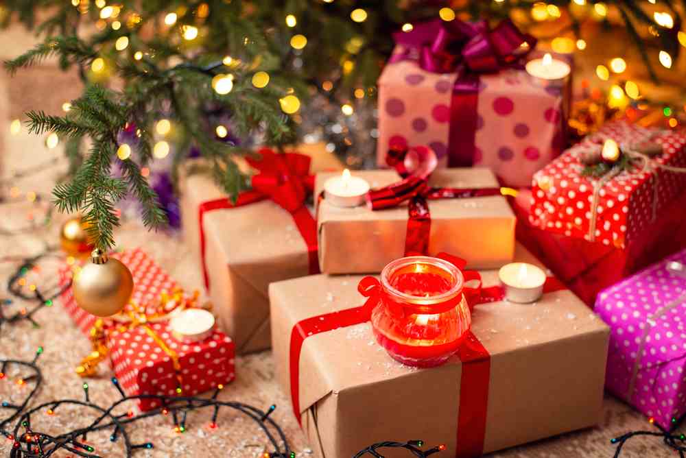 Geschenke unterm Weihnachtsbaum (de.depositphotos.com)