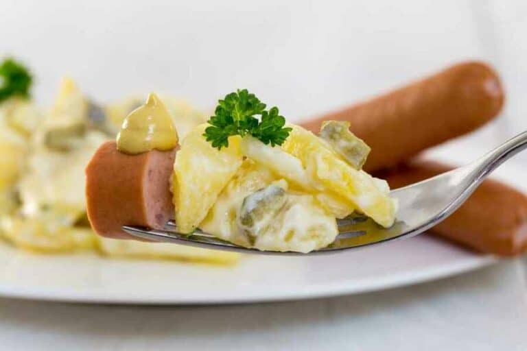 Kartoffelsalat mit Würstchen (de.depositphotos.com)
