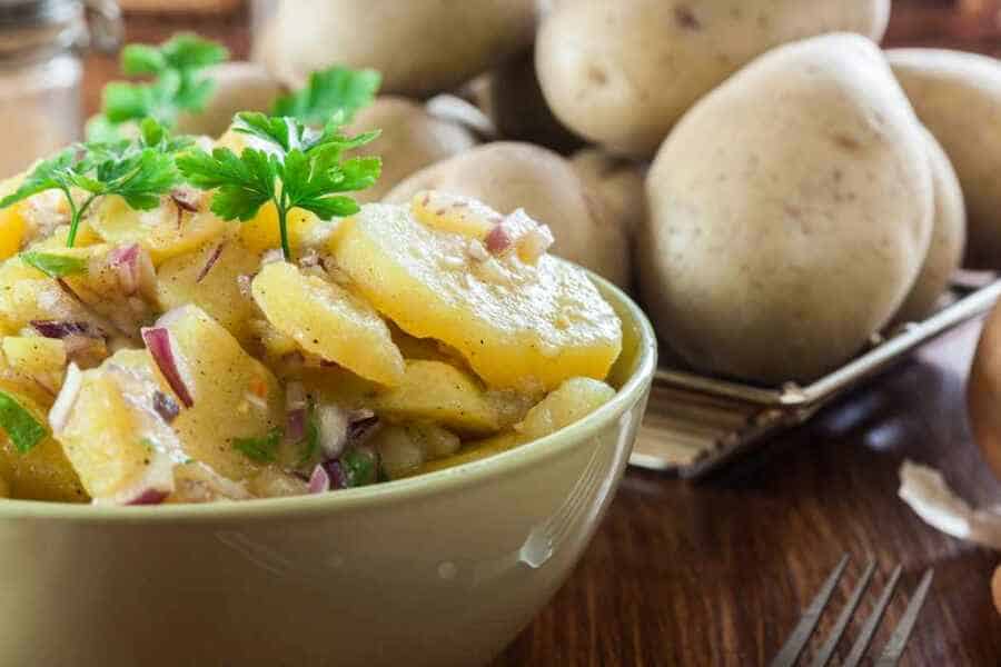 Kartoffelsalat zubereiten (de.depositphotos.com)