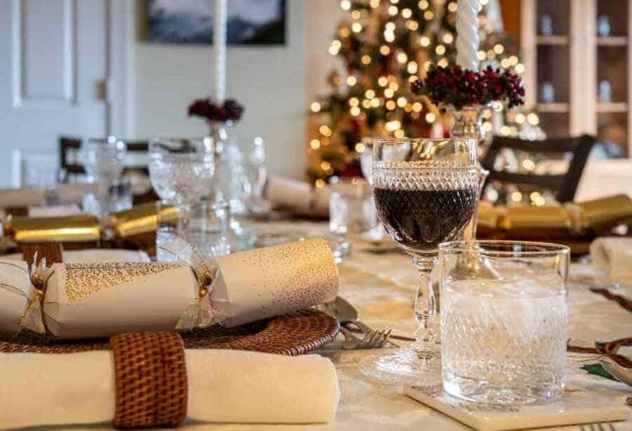 Tischwäsche für Weihnachten in Gold Beige (de.depositphotos.com)