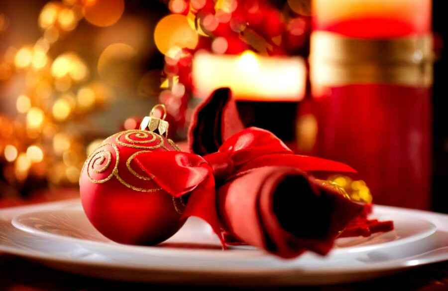 Tischwäsche für Weihnachten mit roter Serviette (de.depositphotos.com)