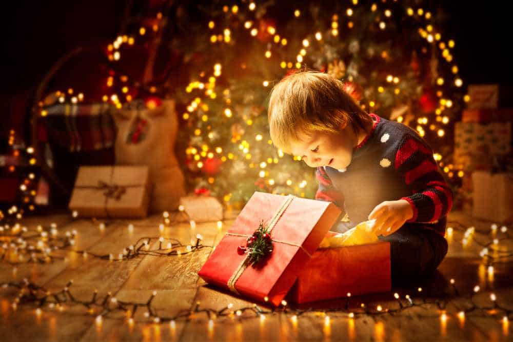 Der Zauber von Weihnachten mit Kindern - Geschenke (de.depositphotos.com)