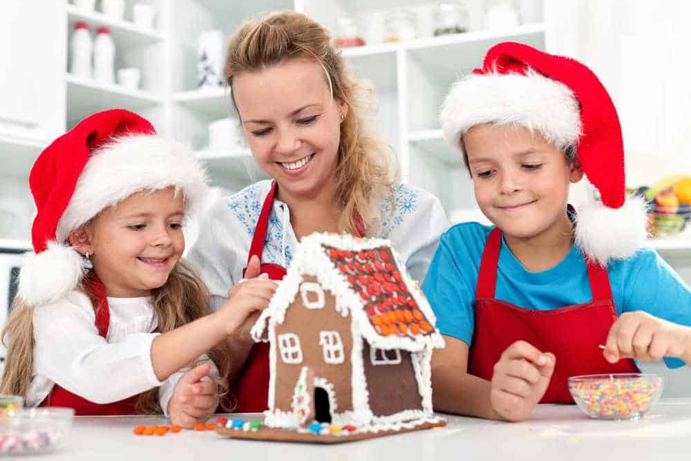 Weihnachten mit Kindern - Lebkuchenhaus basteln (de.depositphotos.com)