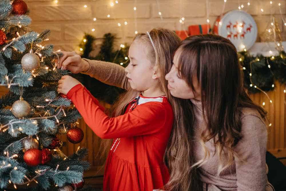 Weihnachten mit Kindern - Weihnachtsbaum schmücken (de.depositphotos.com)