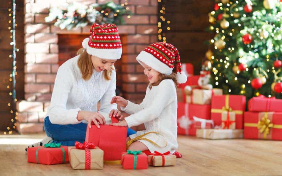 Weihnachten mit Kindern Bescherung (de.depositphotos.com)