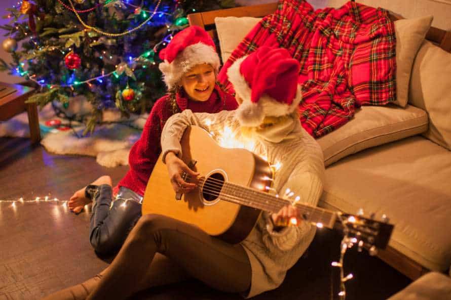 Weihnachten mit Kindern - Weihnachtsmusik machen (de.depositphotos.com)