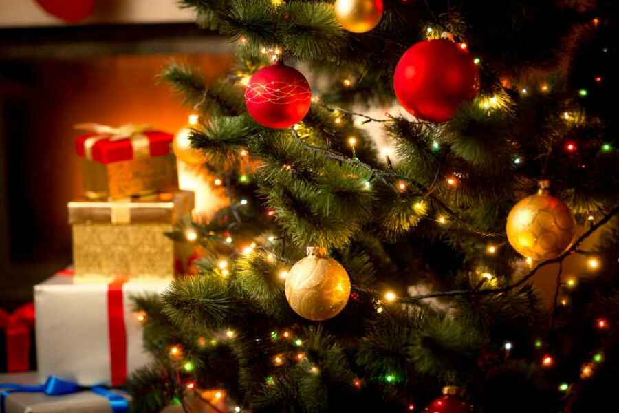 Weihnachtsbaum mit Lichterkette (de.depositphotos.com)