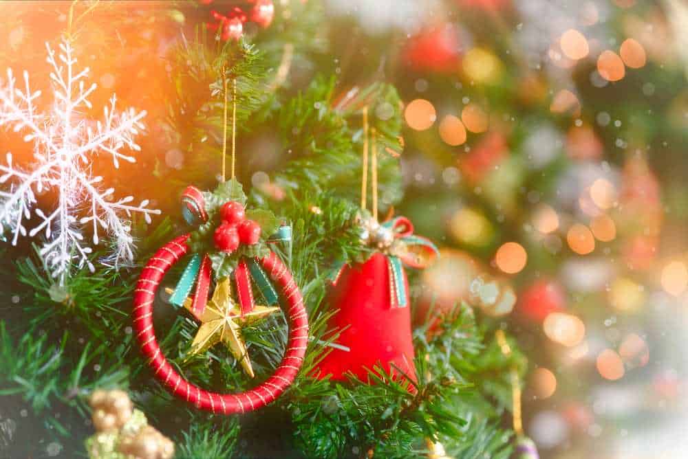 Weihnachtsbaumschmuck mit Glocke und Stern (de.depositphotos.com)