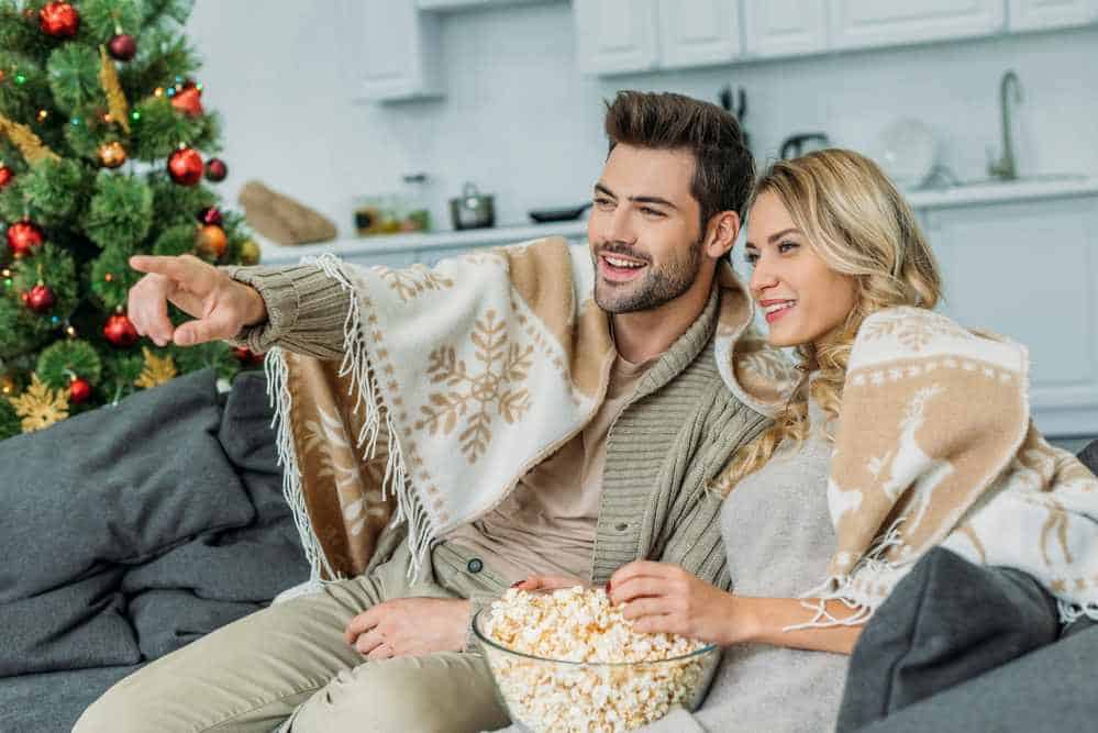 Weihnachtsfilme zu Hause mit Popcorn in der Weihnachtszeit gucken (de.depositphotos.com)