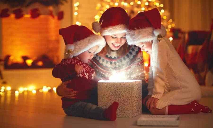 Weihnachten - ein Fest der Familie mit Zauber und Weihnachtsgeschenken (de.depositphotos.com)
