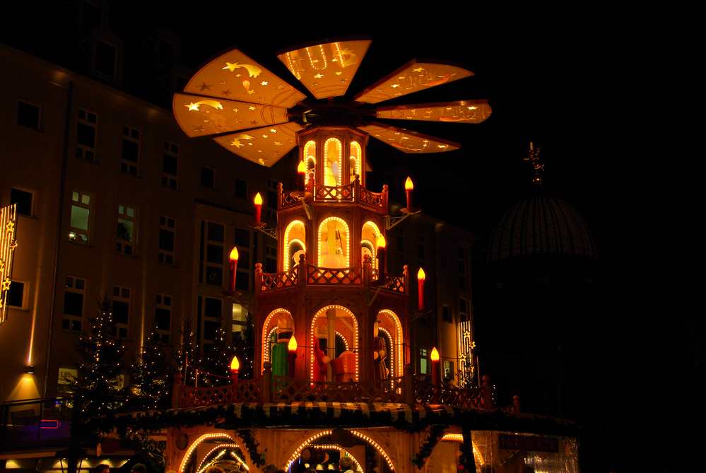 Weihnachtspyramide Weihnachtsmarkt in Dresden (de.depositphotos.com)