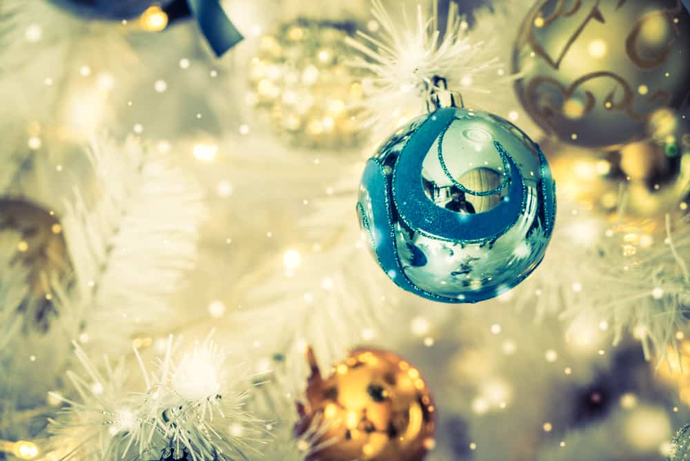 Weihnachtsschmuck aus blauen Glas - Weihnachtskugel (de.depositphotos.com)