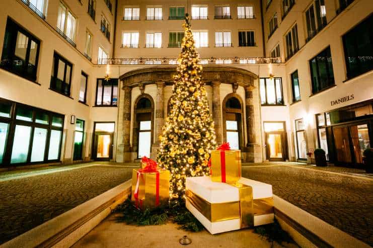 Schöne Weihnachtbäume in den Städten zum Weihnnachtsshopping (de.depositphotos.com)