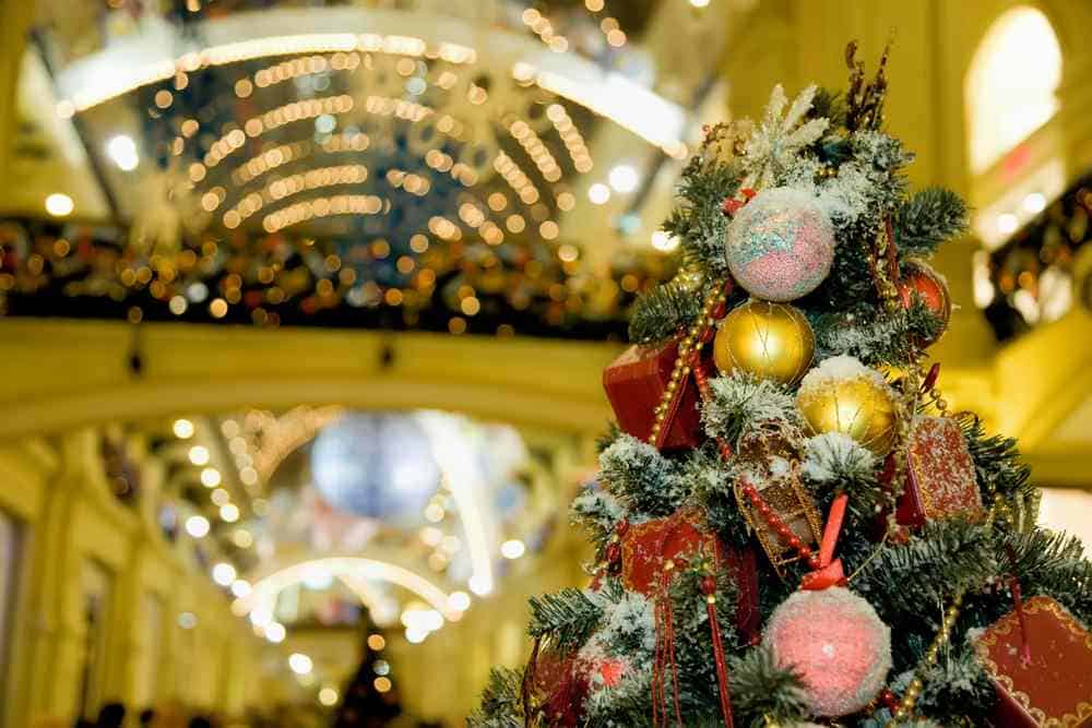 Weihnachtsshopping im geschmückten Kaufhaus (de.depositphotos.com)