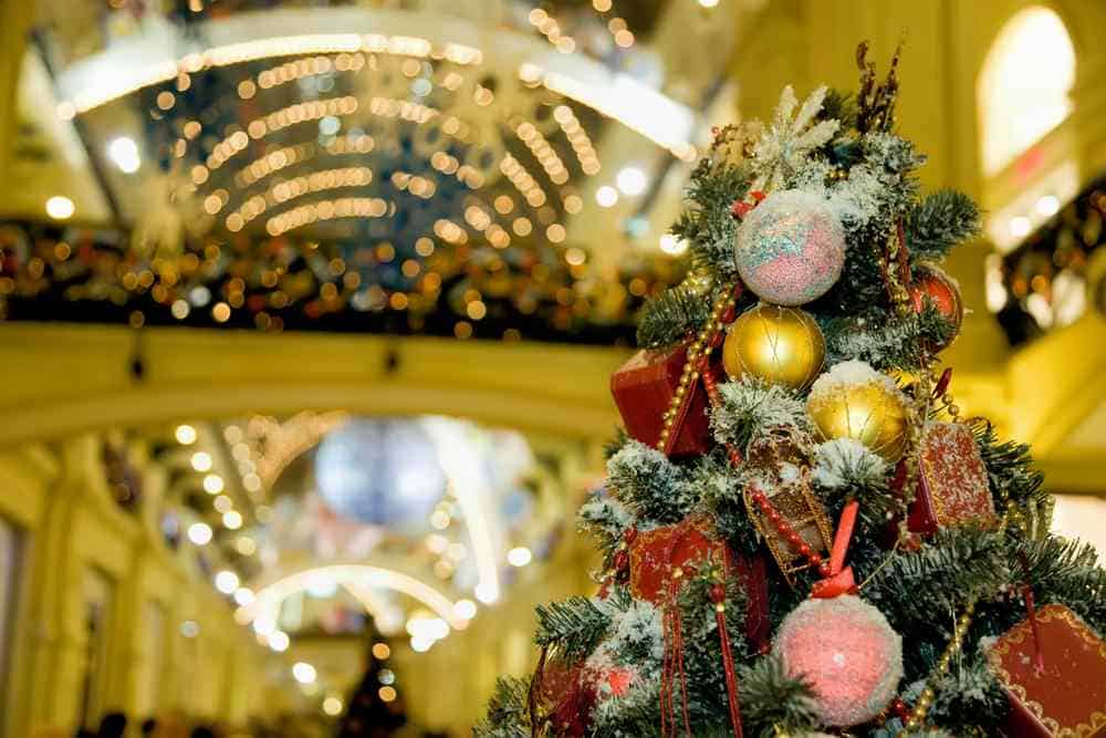 Weihnachtsshopping im geschmückten Kaufhaus (de.depositphotos.com) Weihnachtsshopping im geschmückten Kaufhaus (de.depositphotos.com)