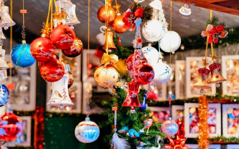 Weihnachtskugeln - ein beliebtes Produkt beim Weihnachtseinkauf (de.depositphotos.com) Weihnachtskugeln - ein beliebtes Produkt beim Weihnachtseinkauf (de.depositphotos.com)