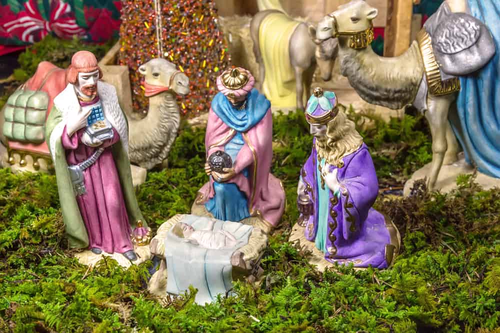 Weihnachtskrippe mit den drei heiligen Königen und das Jesuskind (de.depositphotos.com)
