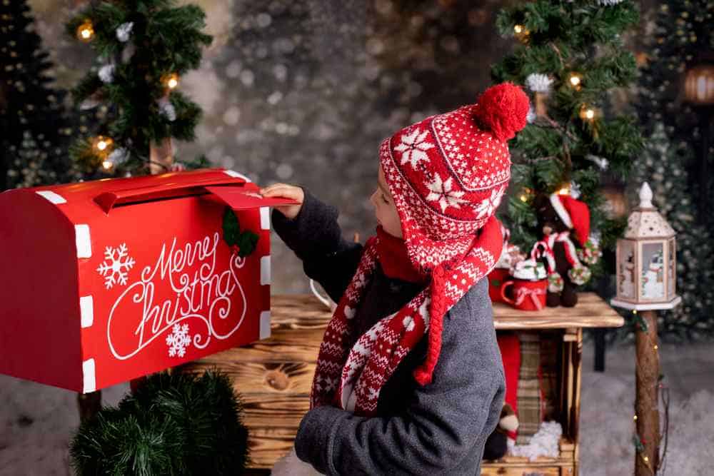 Kind schreibt den Weihnachtsmann einen Brief (depositphotos.com/de) Kind schreibt den Weihnachtsmann einen Brief (depositphotos.com/de)