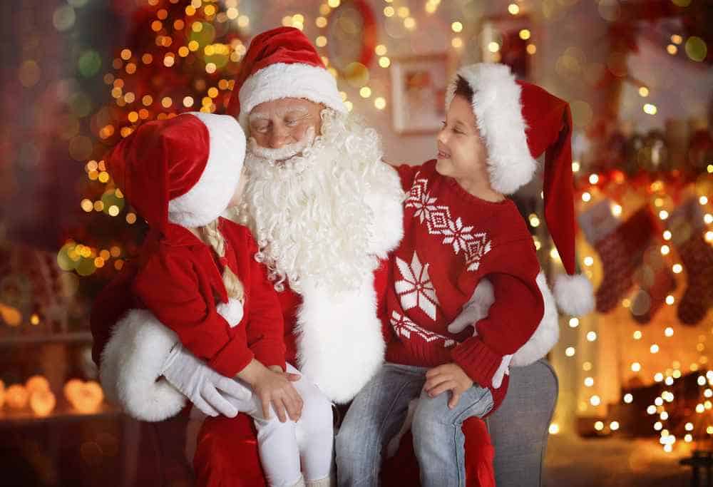 Weihnachtsmann mit Kindern (de.depositphotos.com)