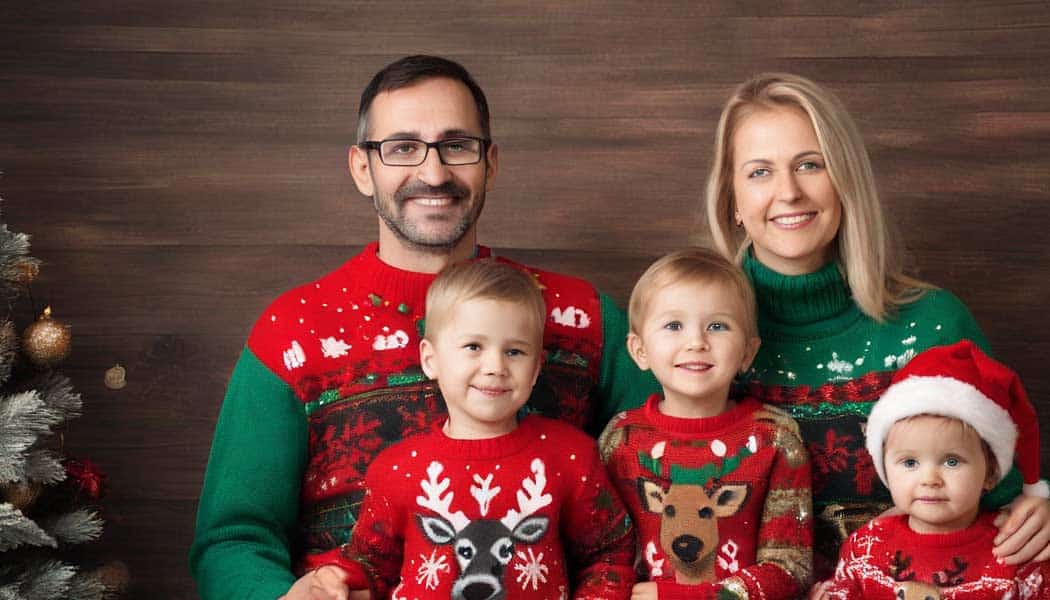Familie mit Weihnachtspullovern (NF)
